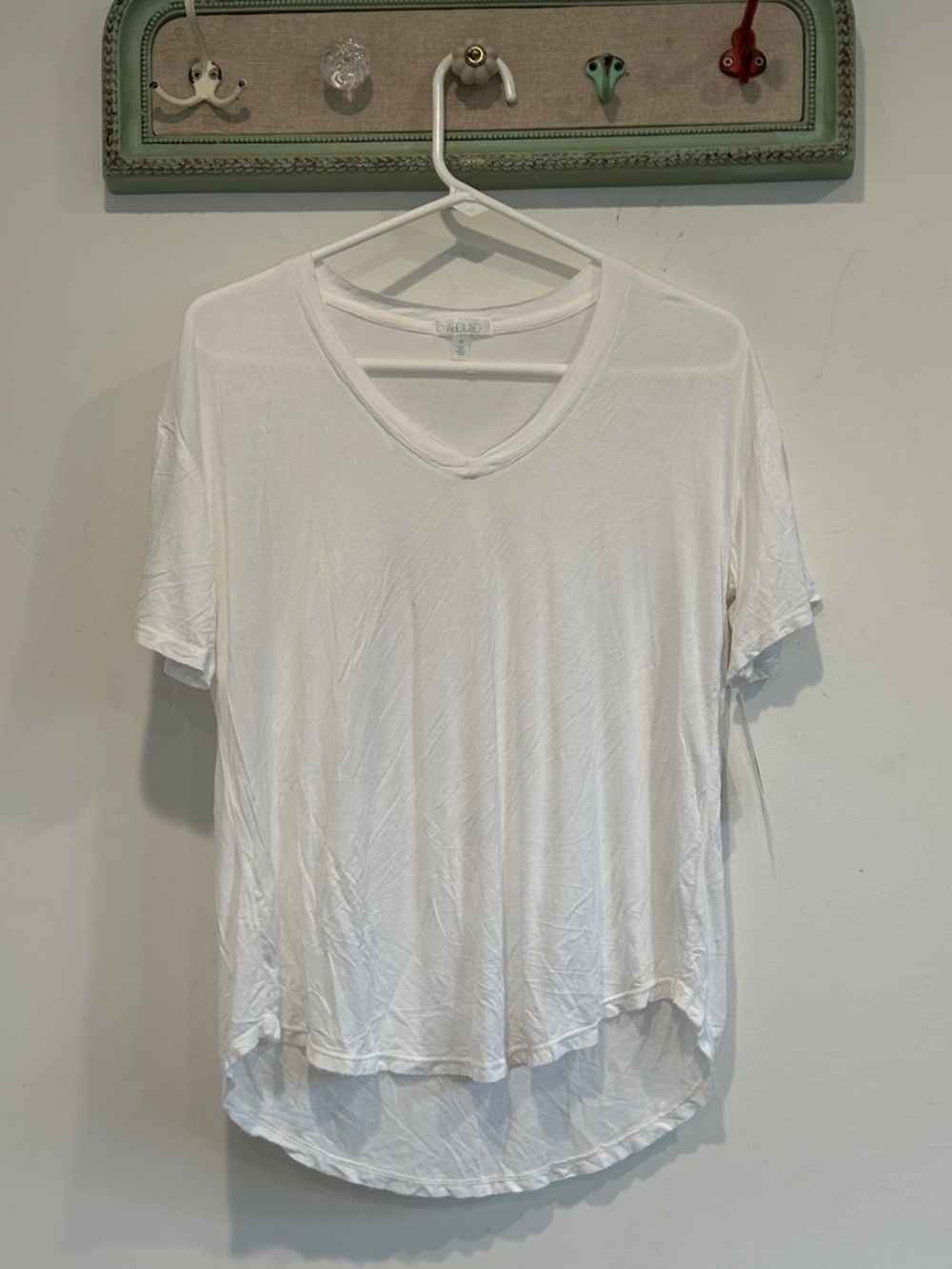 Abound Relaxed slouchy White V-Neck Short Sleeve Tee womenโs XS stretchy new